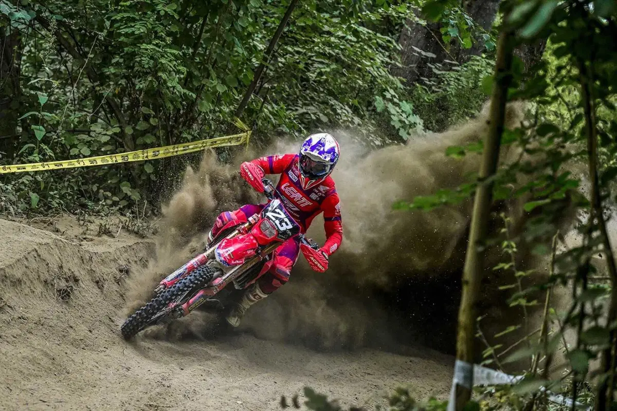 Enduro. Assoluti #10. D2. Volata finale fantastica. Con colpo di scena. Ecco gli ultimi Campioni [VIDEO] (13)