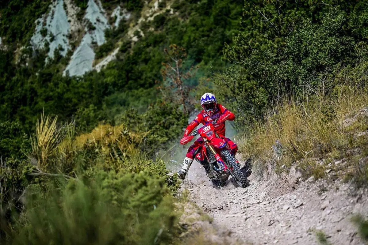 Enduro. Assoluti #10. D2. Volata finale fantastica. Con colpo di scena. Ecco gli ultimi Campioni [VIDEO] (15)