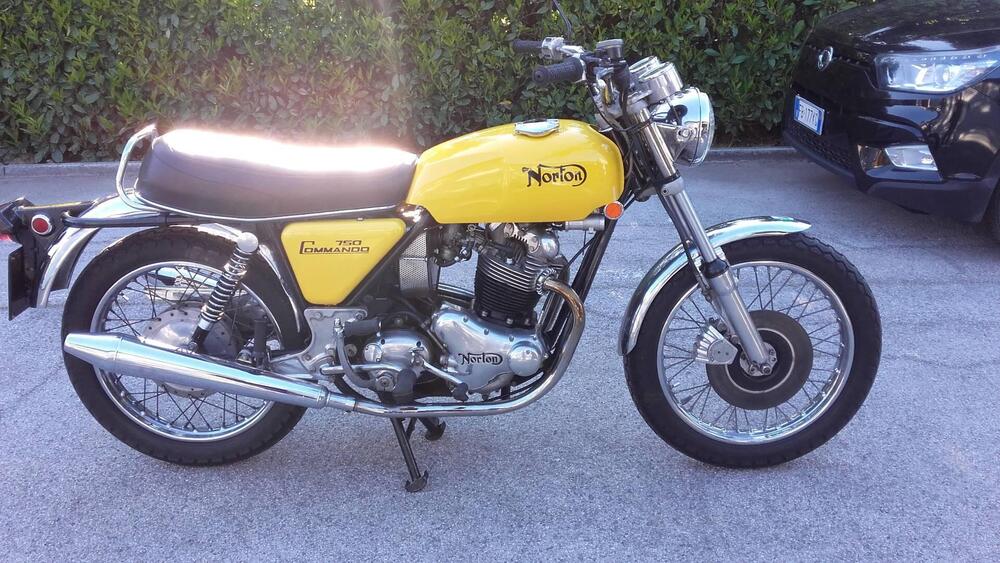 Norton Commando 750 Roadster (2)