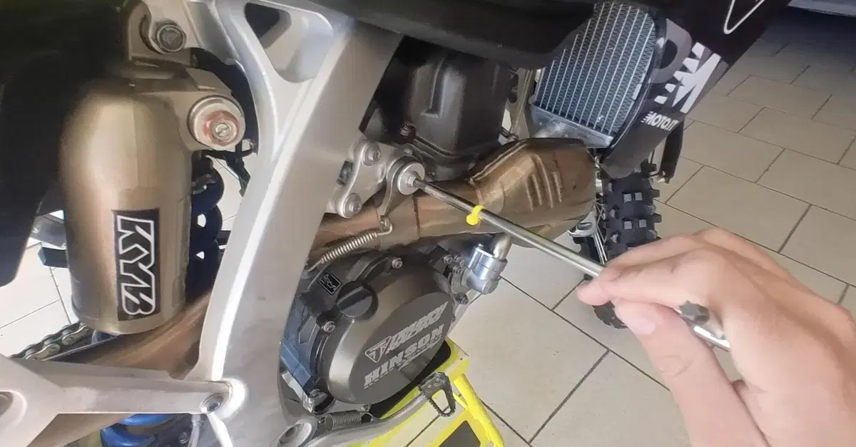 Come curare la moto da cross, Ep. 2: che cosa controllare per divertirsi in pista in totale sicurezza [VIDEO] 