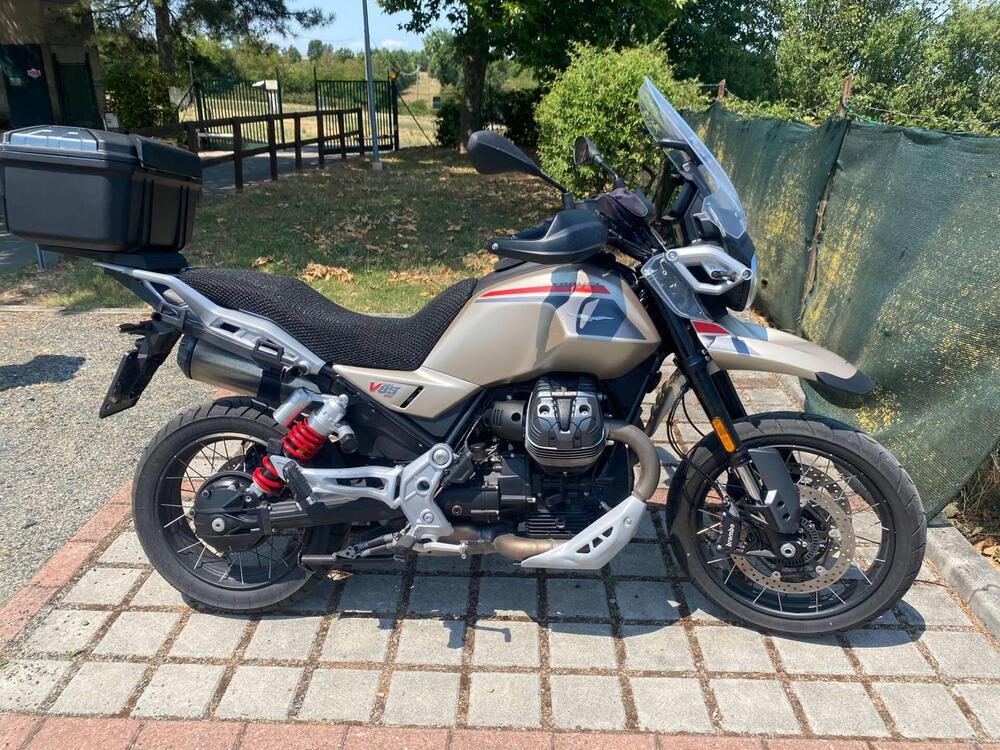 Moto Guzzi V85 TT Travel (2024 - 25) (2)
