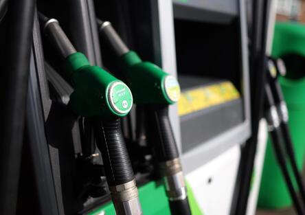 Benzina a impatto zero? Si chiama E20: scopriamo le caratteristiche, i pregi e i difetti del carburante sostenibile