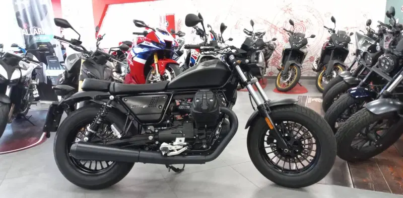 Moto Guzzi V9 Bobber (2021 - 25)