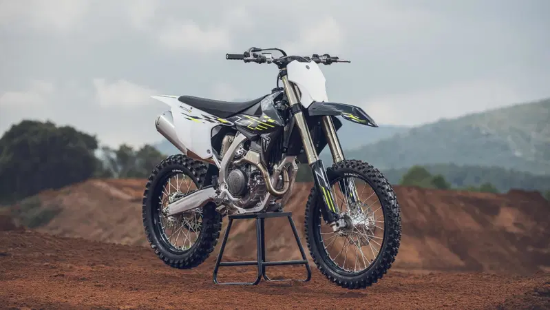Triumph TF 250-X 2026: interventi mirati per la piccola MX2 di Hinckley
