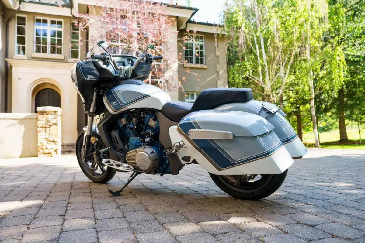 La nuova Indian Chieftain PowerPlus per la star del country Tyler Hubbard firmata Forever Rad