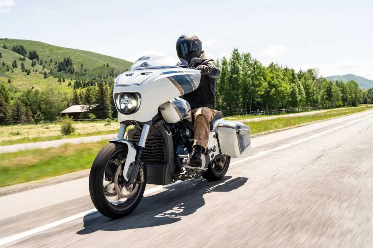La nuova Indian Chieftain PowerPlus per la star del country Tyler Hubbard firmata Forever Rad (2)