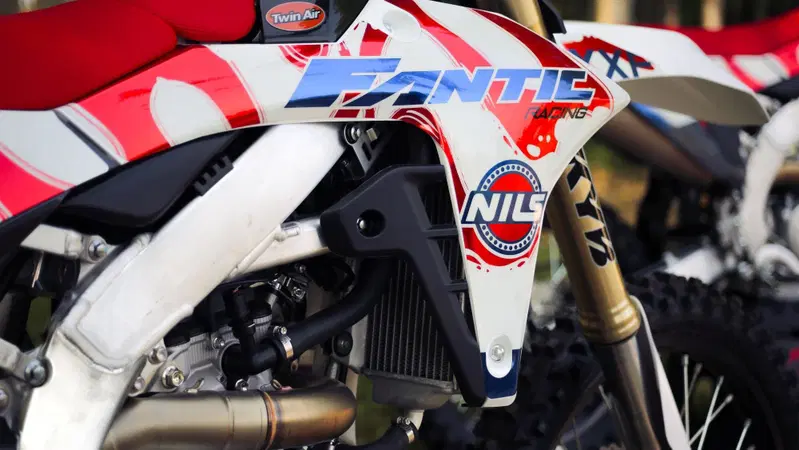 Fantic XXF "NILS edition": le cross in edizione limitata che riprendono i colori delle moto factory