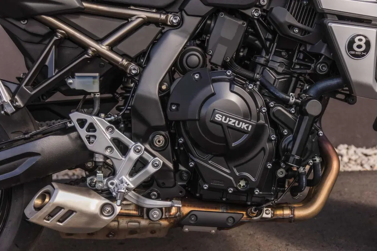 Suzuki GSX-8T - TT (5)