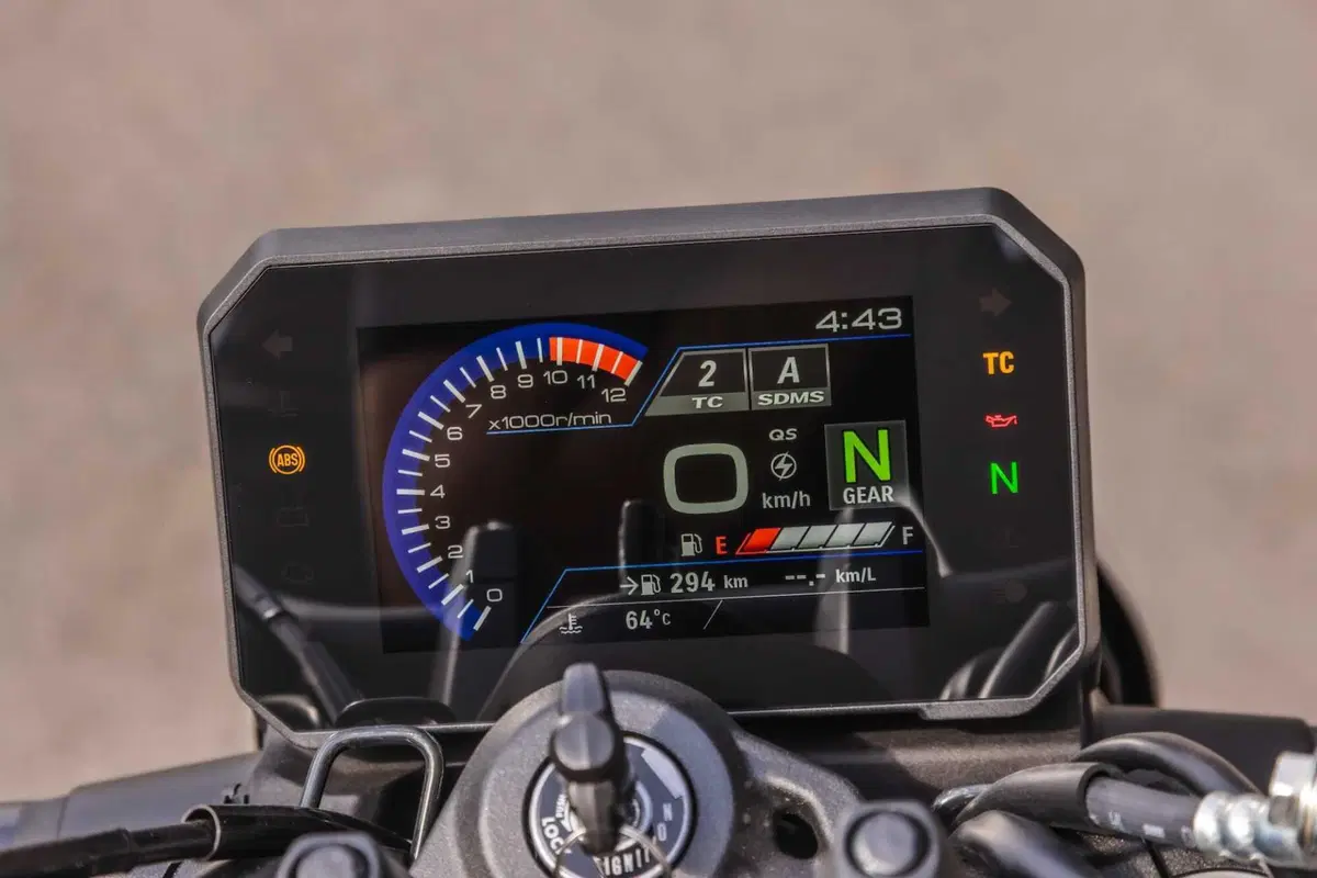Suzuki GSX-8T - TT (7)