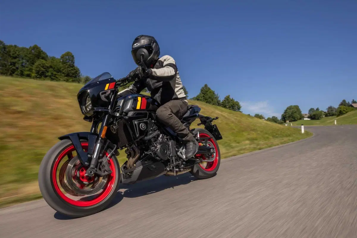 Suzuki GSX-8T - TT (14)