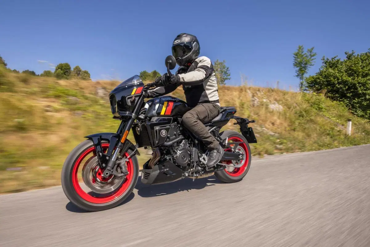 Suzuki GSX-8T - TT (15)