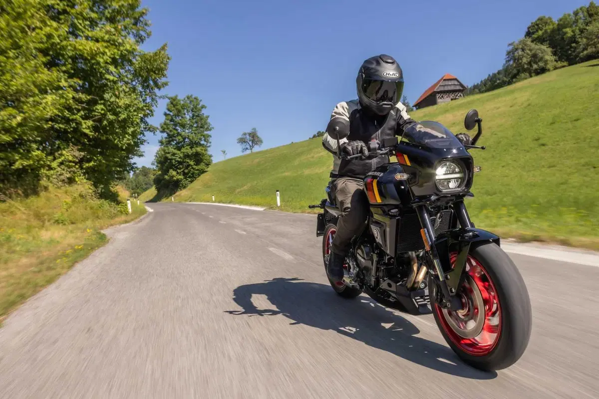 Suzuki GSX-8T - TT (16)