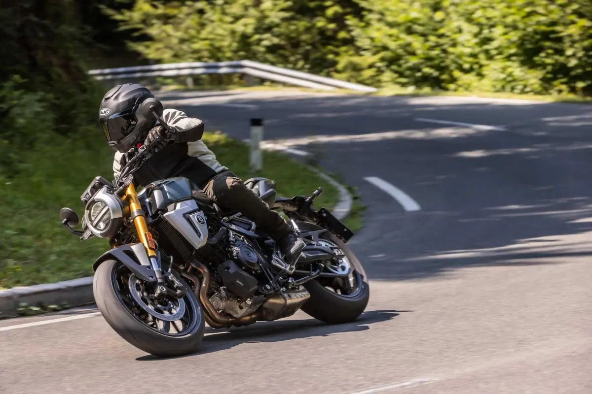 Suzuki GSX-8T - TT (18)