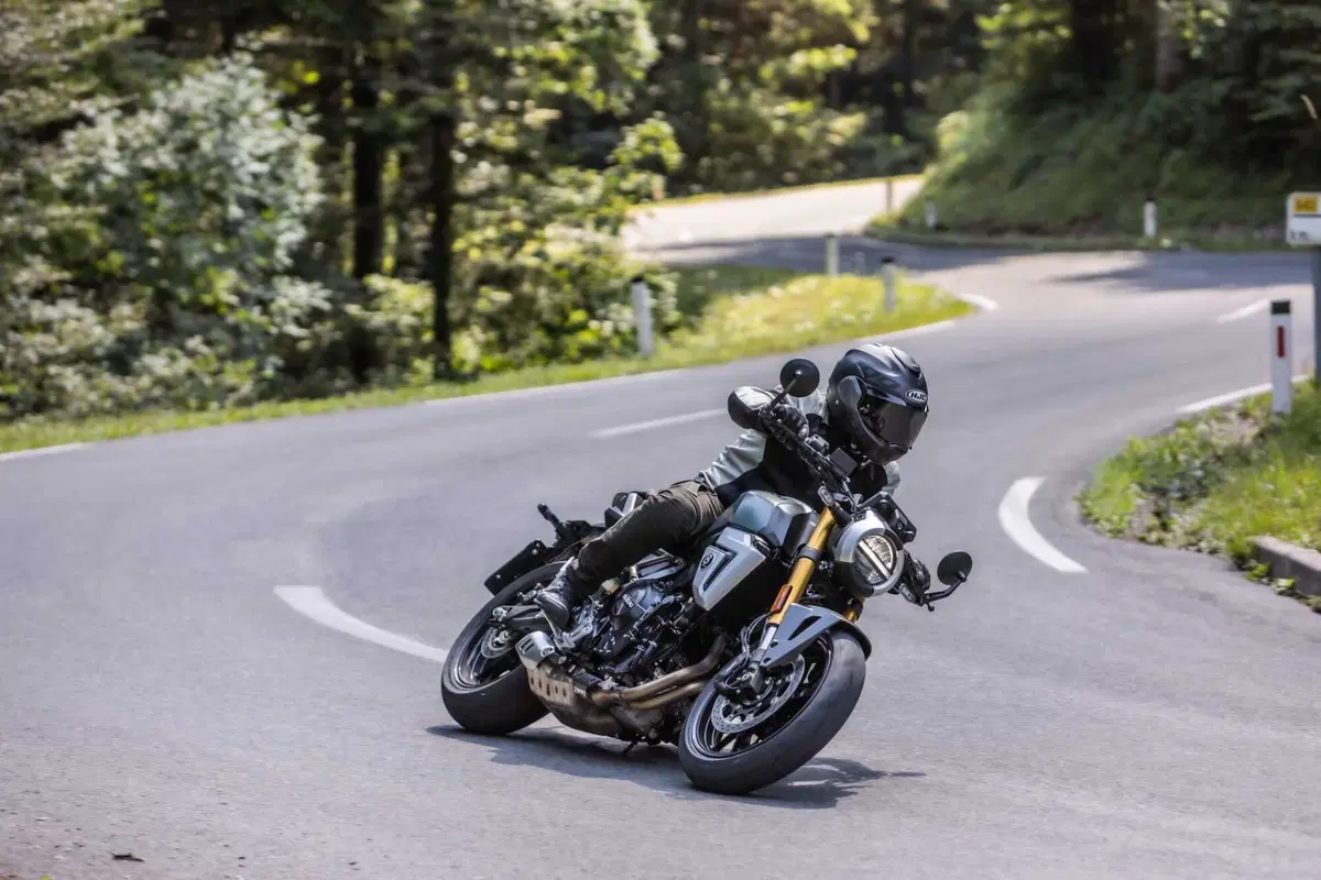 Suzuki GSX-8T - TT (19)