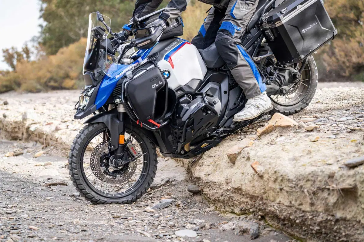 Wunderlich: protezione sensore livello olio R 1300 GS e Adventure (6)