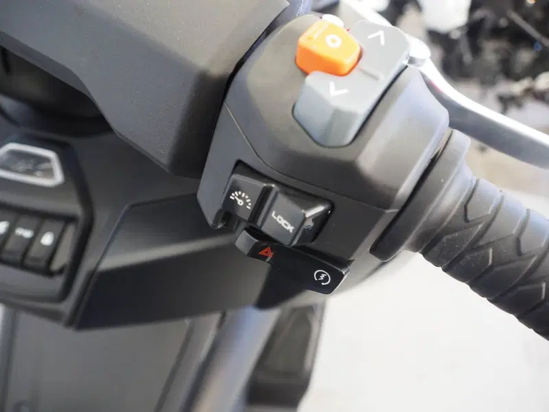 Kymco AK 575 Premium (2025 - 26) (9)
