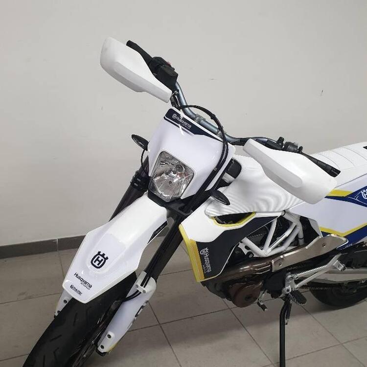 Husqvarna 701 Supermoto (2017 - 19) (3)