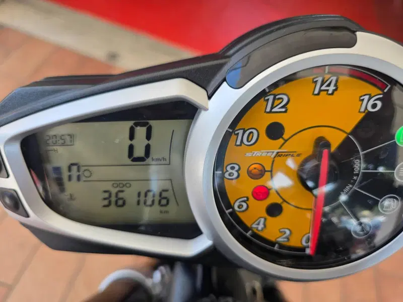 Triumph Street Triple R (2009 - 12) (12)