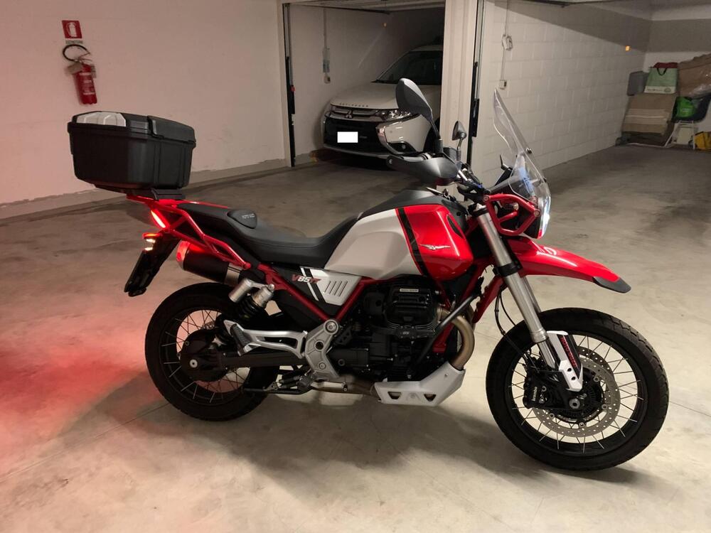 Moto Guzzi V85 TT Evocative Graphics (2021 - 23) (3)