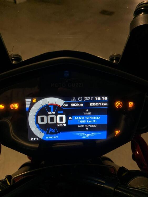 Moto Guzzi V85 TT Evocative Graphics (2021 - 23) (4)