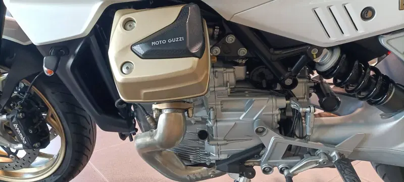 Moto Guzzi V100 Mandello (2022 - 24) (2)