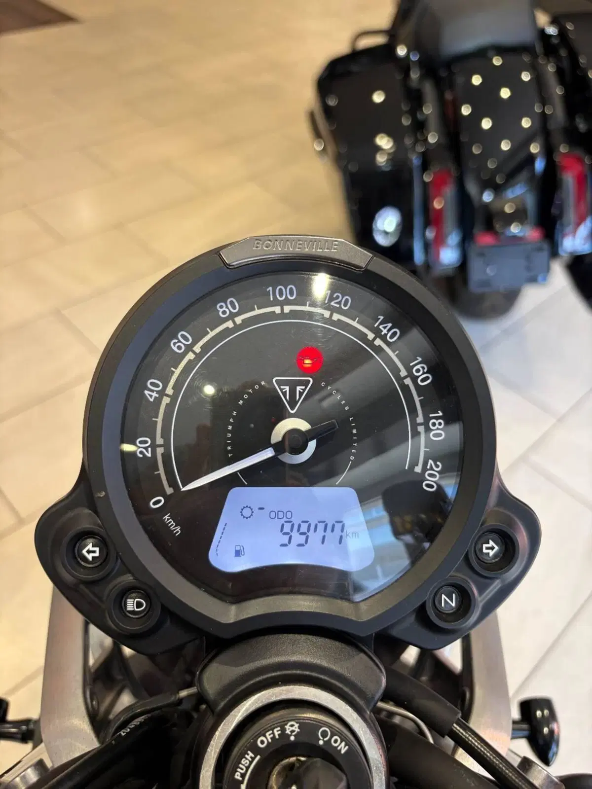 Triumph Street Twin 900 (2021 - 22) (5)
