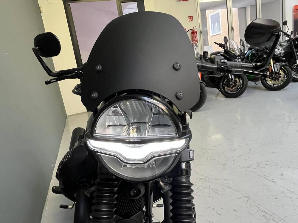 Moto Guzzi V7 Stone (2021 - 24) (4)