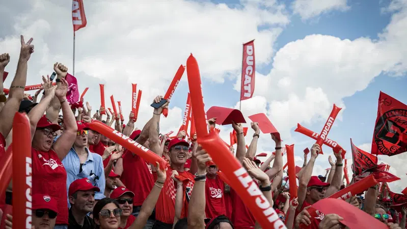 Misano si tinge di rosso: torna la Tribuna Ducati al Gran Premio di San Marino e Riviera di Rimini