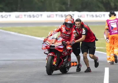 MotoGP 2025. GP della Repubblica Ceca a Brno. Pista umida in FP1: primo Marc Marquez (e ha fatto solo metà sessione) [RISULTATI]
