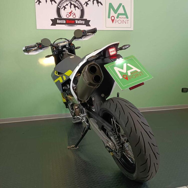 Husqvarna 701 Supermoto (2021) (4)