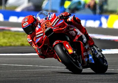 MotoGP 2025. GP della Repubblica Ceca a Brno. Marc Marquez vince la Sprint (era a rischio penalità), secondo Pedro Acosta, terzo Enea Bastianini [RISULTATI]