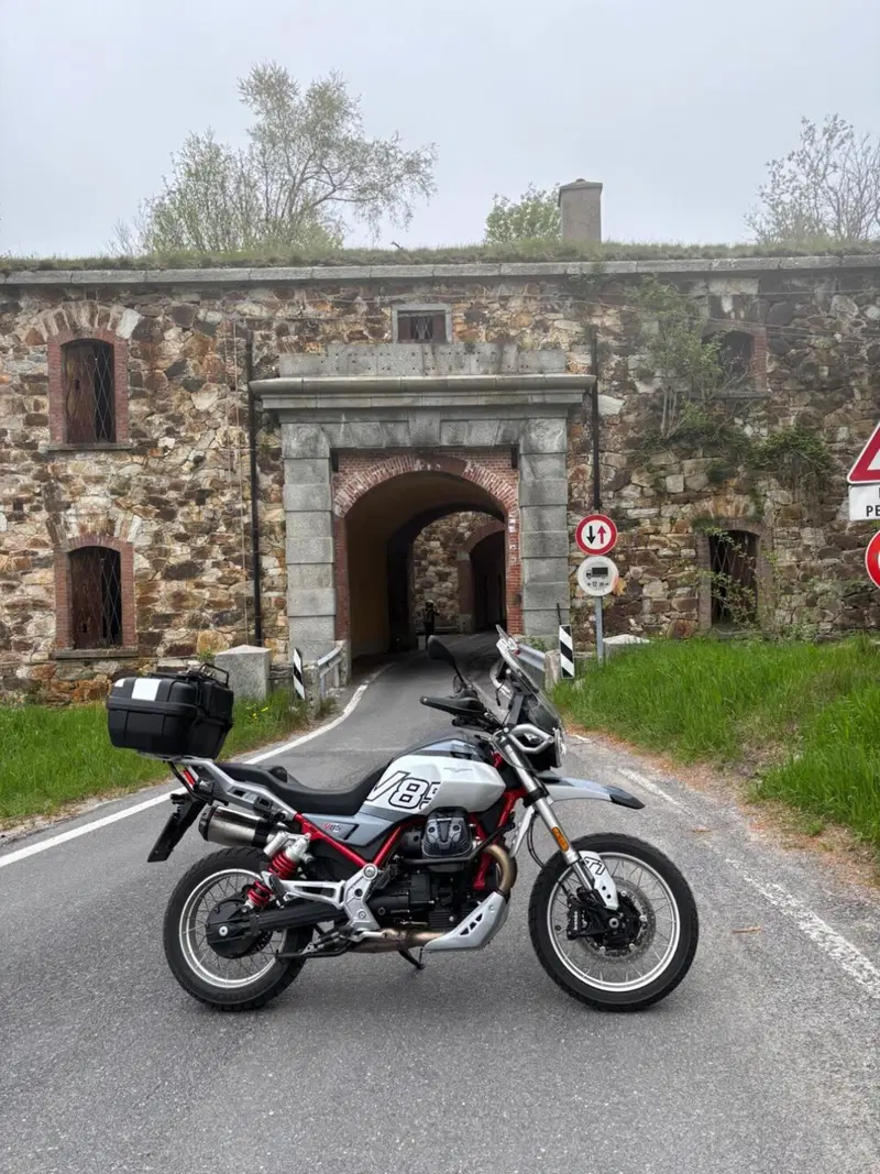 Moto Guzzi V85 TT (2024 - 26) (20)