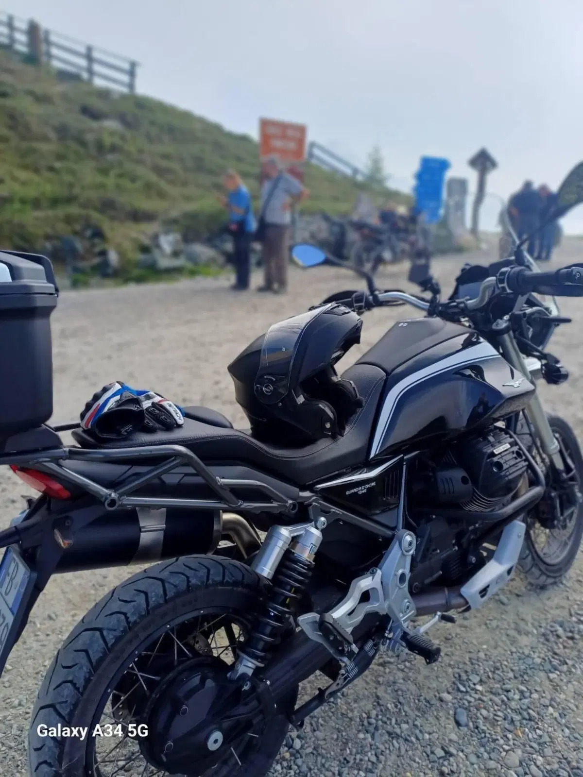 Moto Guzzi V85 TT Guardia d'Onore (2022 - 23) (2)