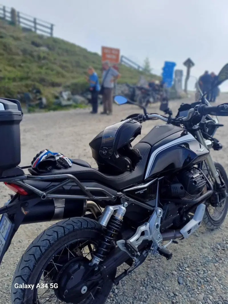 Moto Guzzi V85 TT Guardia d'Onore (2022 - 23) (2)