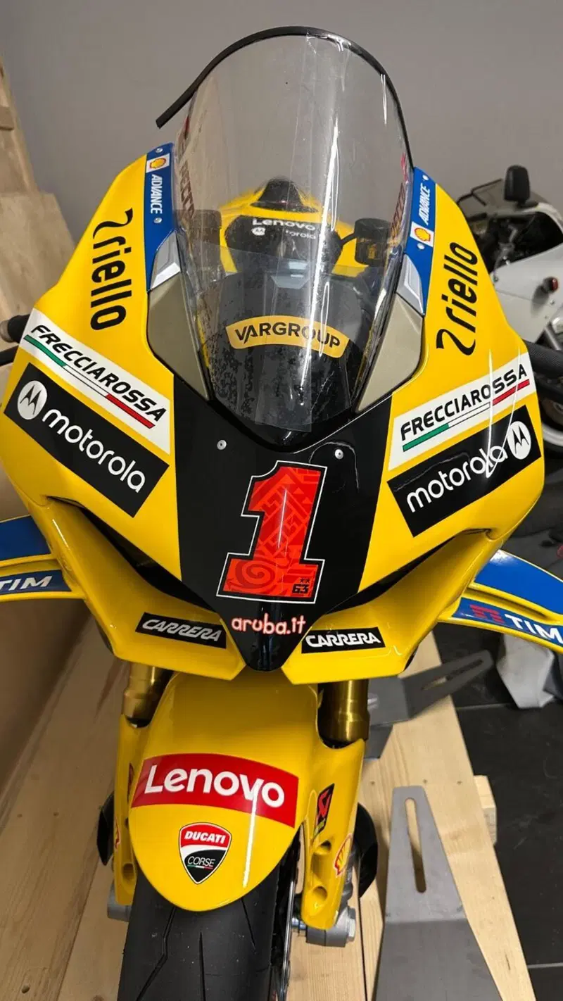 Ducati Panigale V4 Bagnaia 2023 World Champion Replica (2024) (2)
