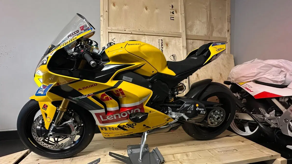 Ducati Panigale V4 Bagnaia 2023 World Champion Replica (2024) (5)
