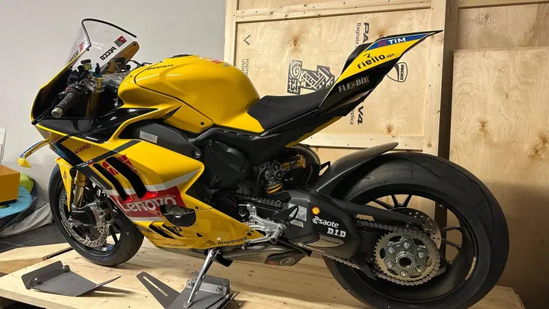 Ducati Panigale V4 Bagnaia 2023 World Champion Replica (2024) (6)