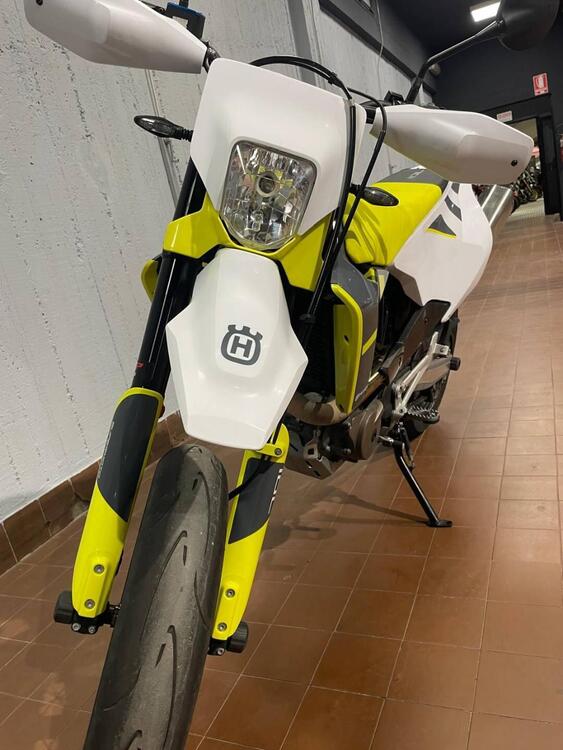 Husqvarna 701 Supermoto (2022) (3)