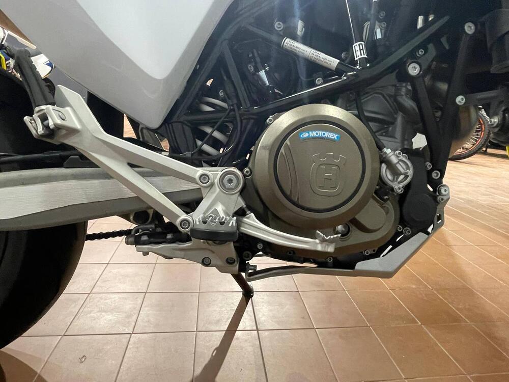 Husqvarna 701 Supermoto (2022) (4)