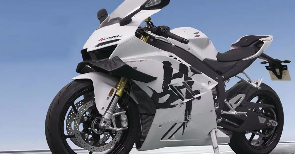ZXJC 820RR Sportiva a tre cilindri?