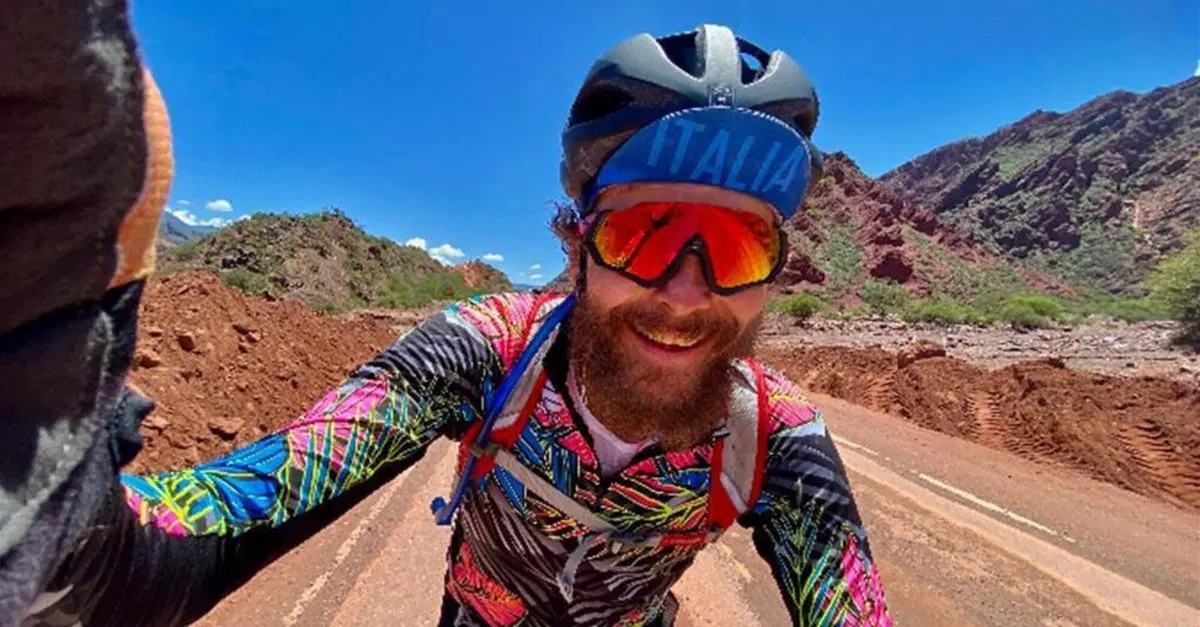 Jovanotti in sella verso il Friuli: 770 km per celebrare la rinascita dopo l&rsquo;incidente