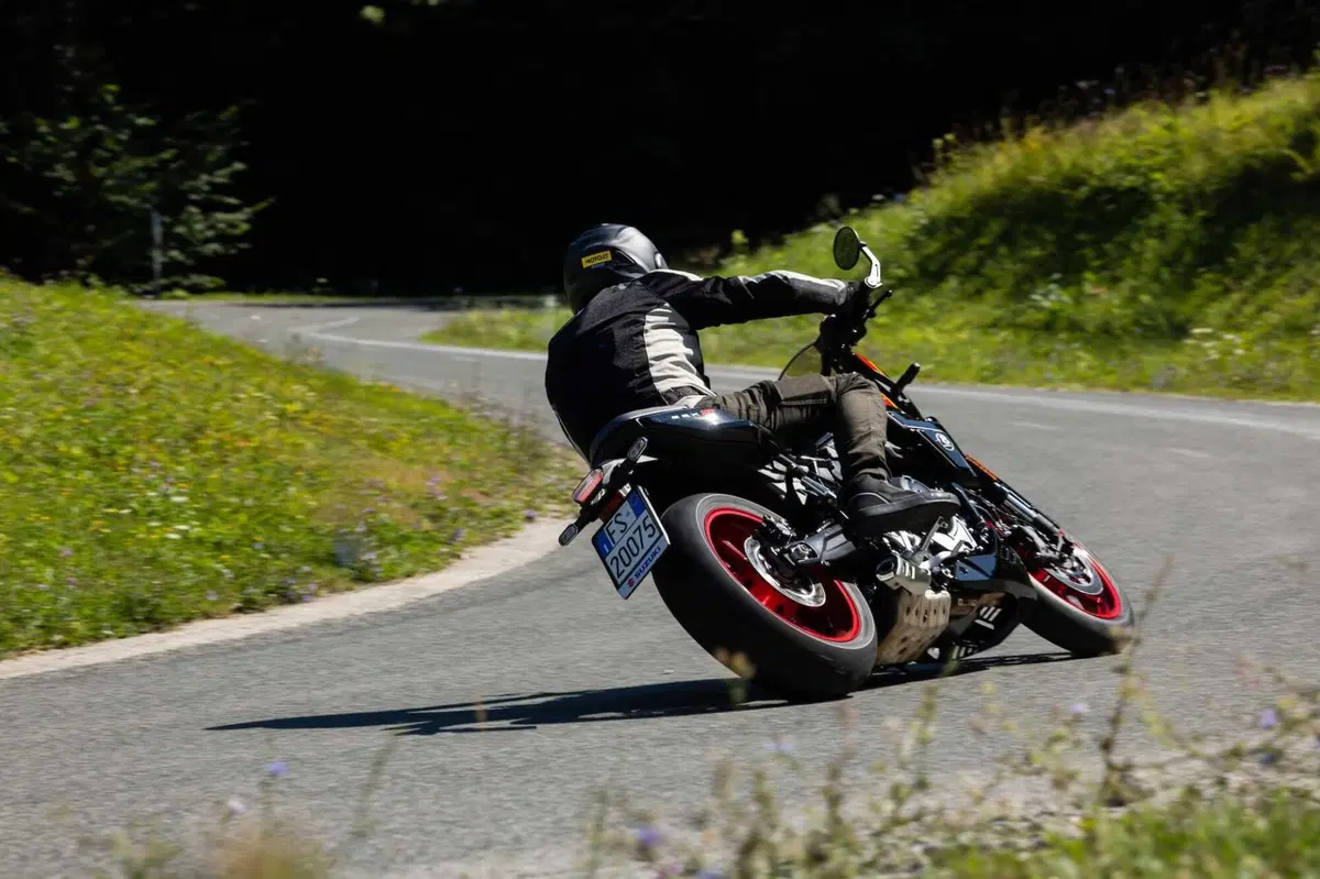 Suzuki GSX-8T - TT: operazione nostalgia