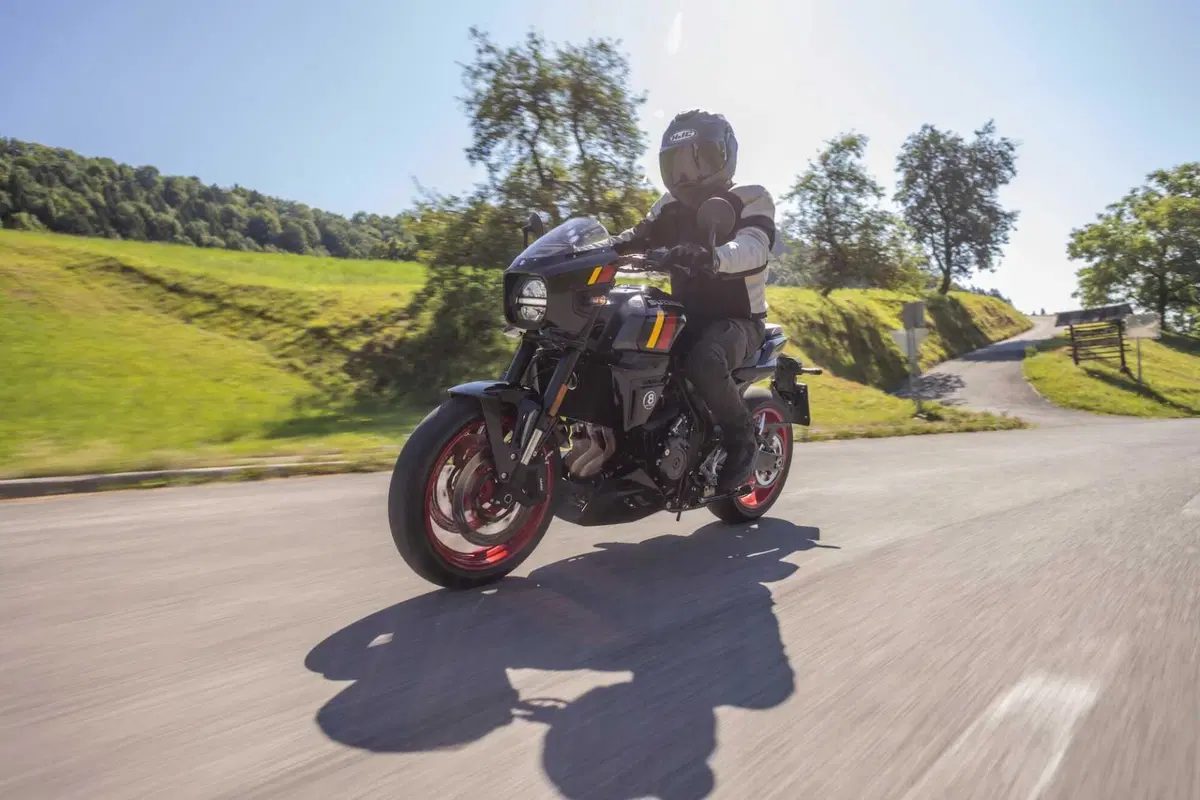 Suzuki GSX-8T - TT: operazione nostalgia (4)
