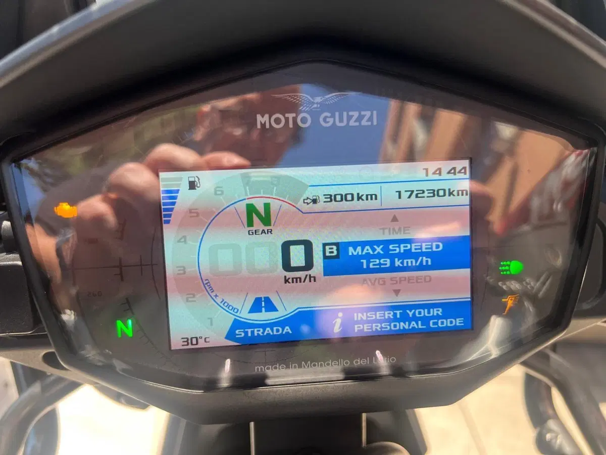 Moto Guzzi V85 TT (2021 - 23) (5)