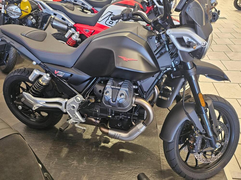 Moto Guzzi V85 Strada (2024 - 25)