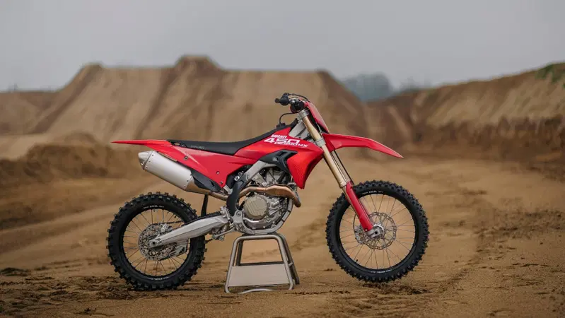 Ducati Desmo 450 MX: la cross di Borgo Panigale arriva finalmente nei concessionari [VIDEO]