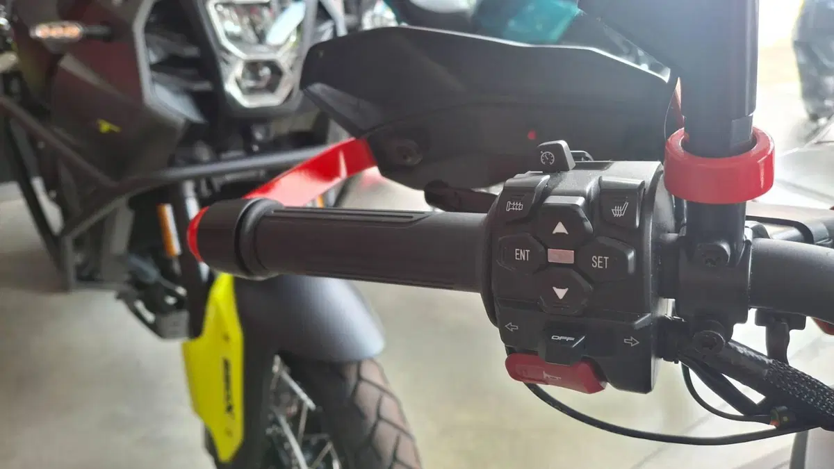 QJ Motor SRT 900 SX (2025 - 26) (3)