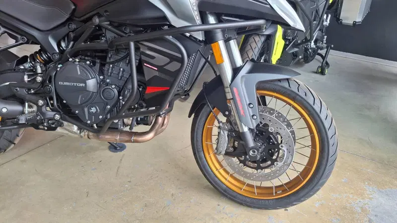 QJ Motor SRT 900 SX (2025 - 26) (4)