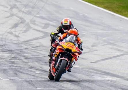 Taxi! Walkner e Lettenbichler sulla RC16 MotoGP, “autista” Jonas Folger