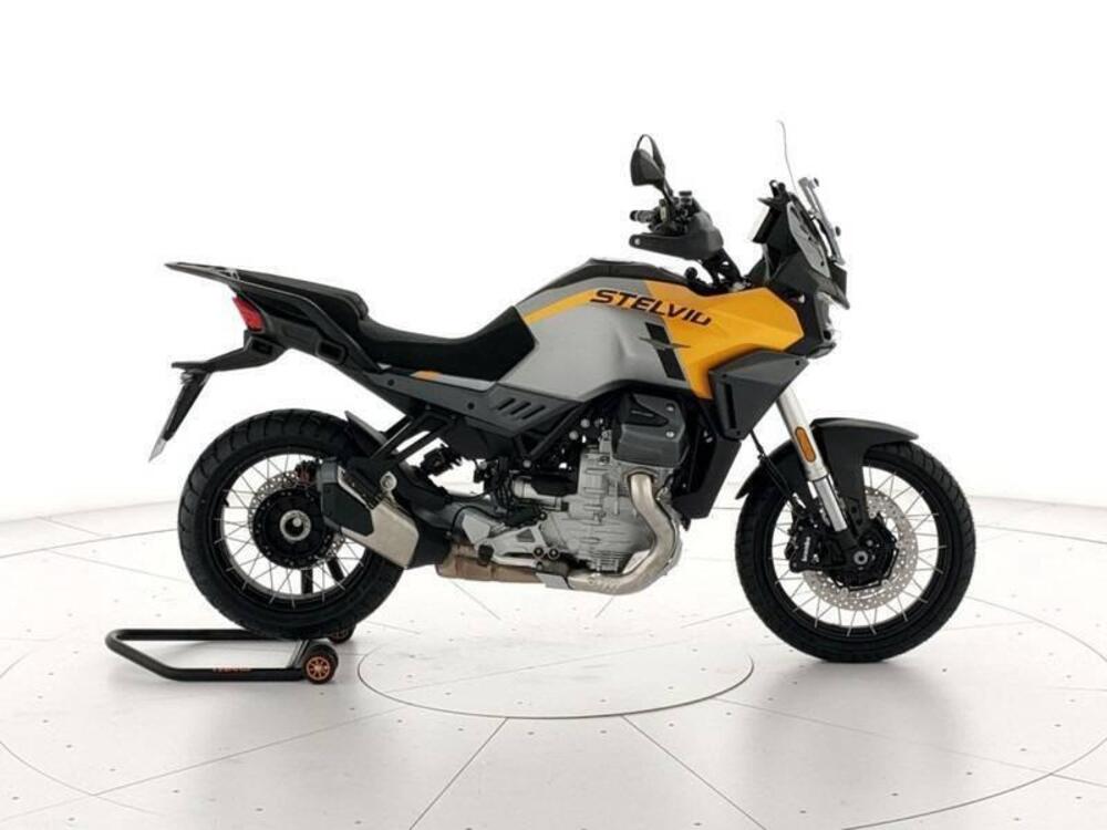 Moto Guzzi Stelvio (2024 - 25)
